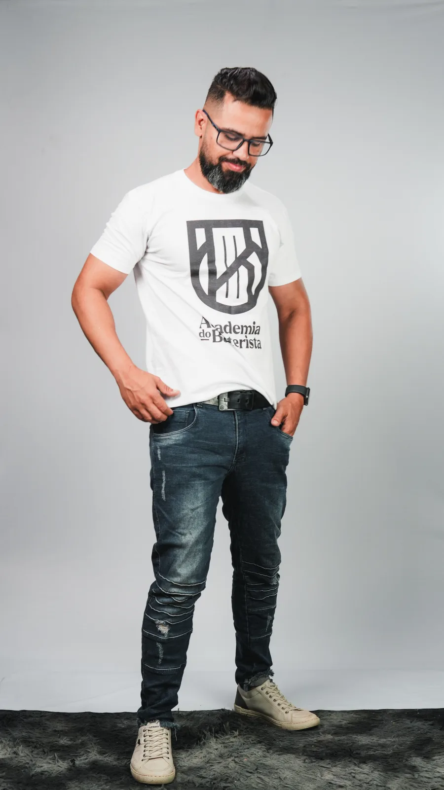Camiseta branca oficial da Academia do Baterista com escudo