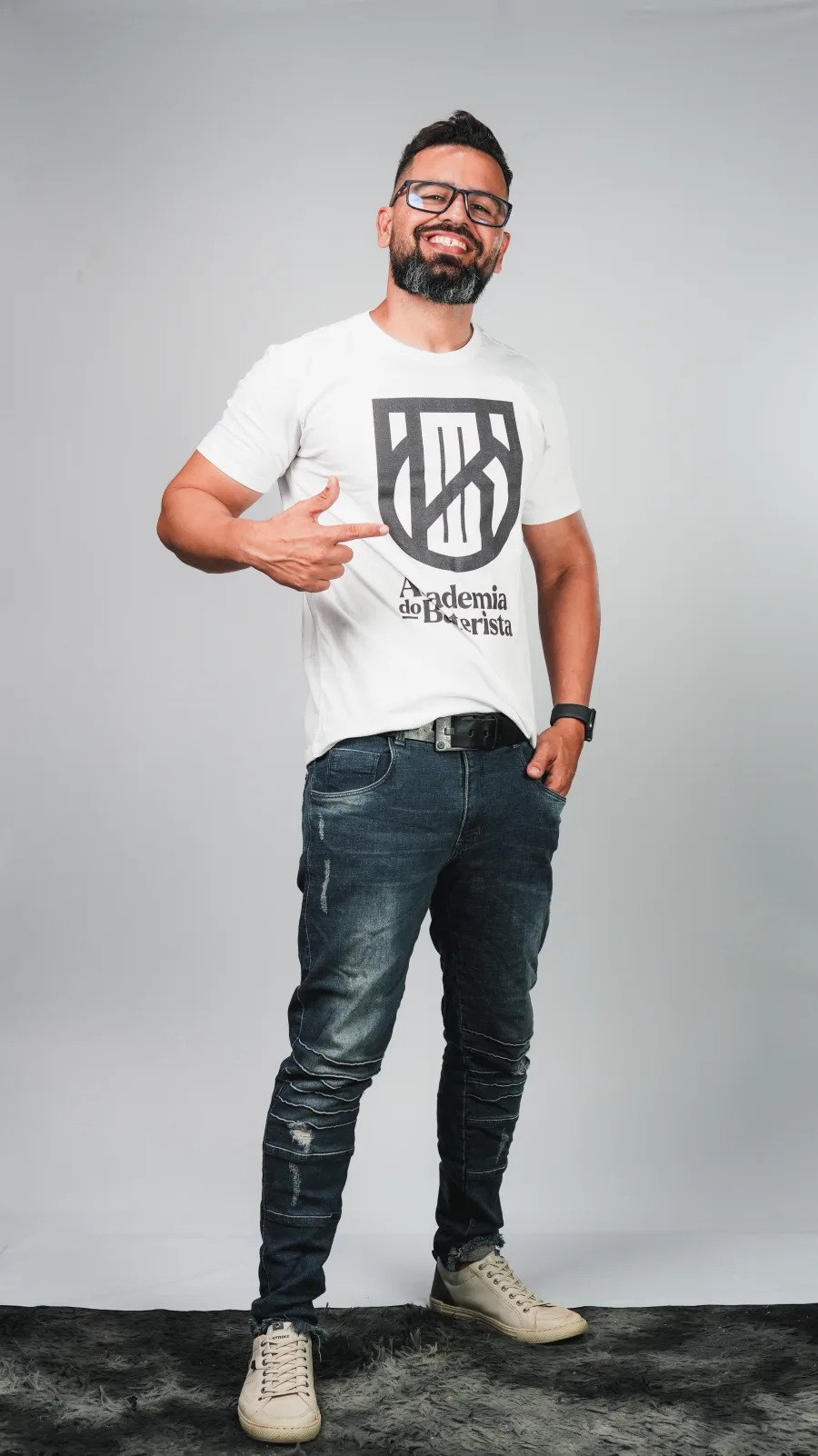 Fundador da Academia do Baterista vestindo a camiseta branca oficial