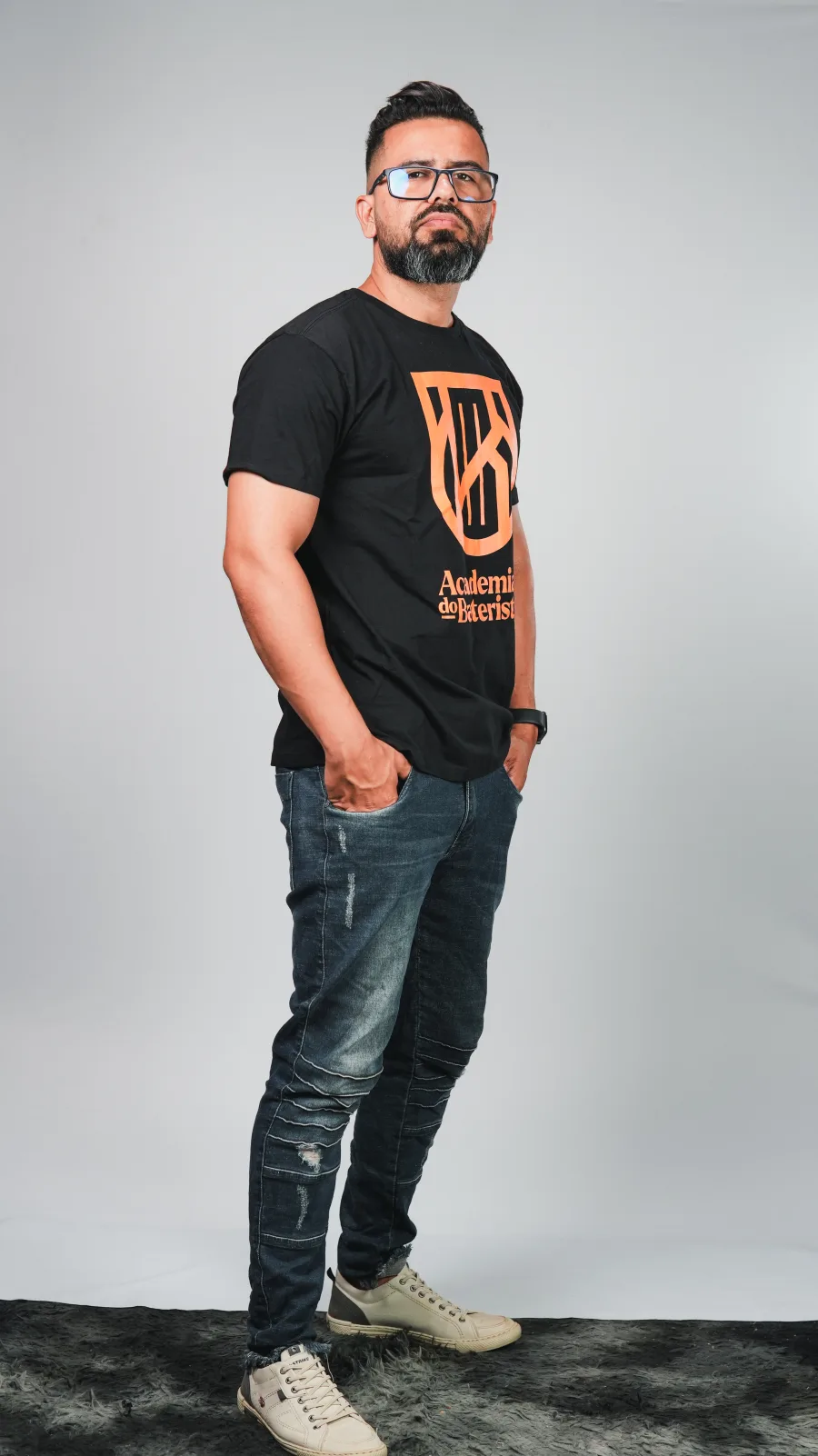Fundador da Academia do Baterista usando a camiseta oficial preta com logo