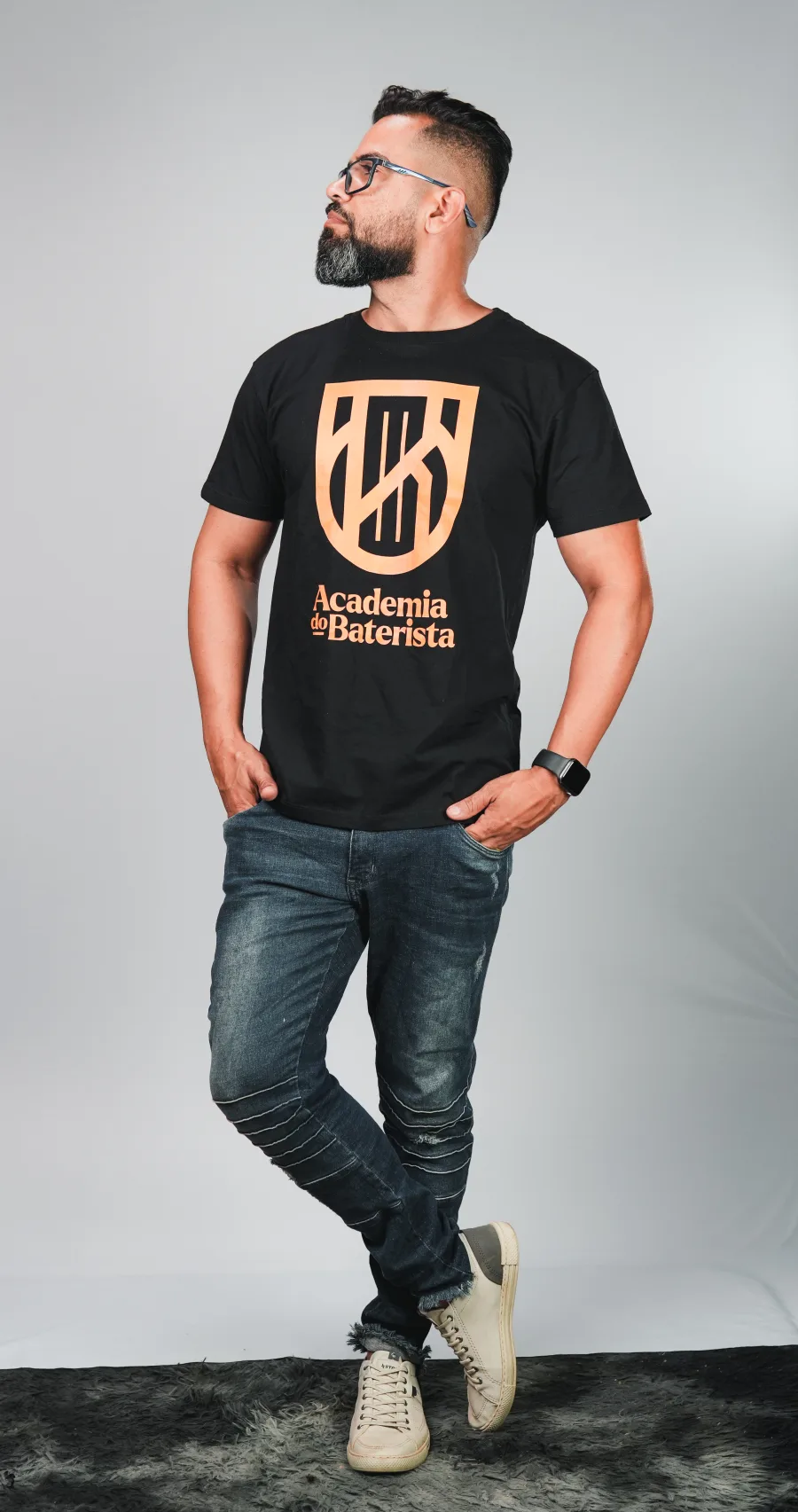 Camiseta preta oficial da Academia do Baterista em uso no dia a dia